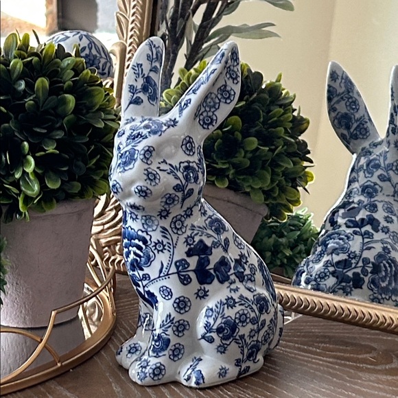 NEW! Vintage Inspired Chinoiserie Blue & White Floral Toile Ceramic Bunny Rabbit - Picture 2 of 9